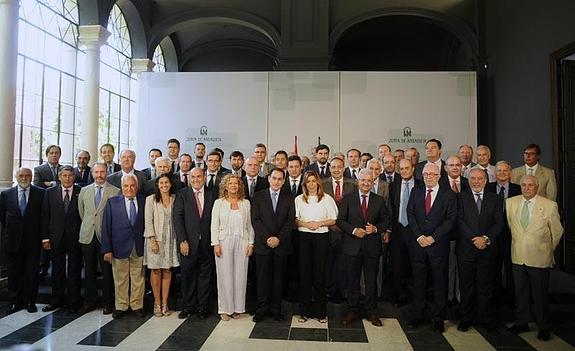 La presidenta andaluza, Susana Díaz, y el presidente de la CEA, Javier González de Lara, con medio centenar de empresarios. 