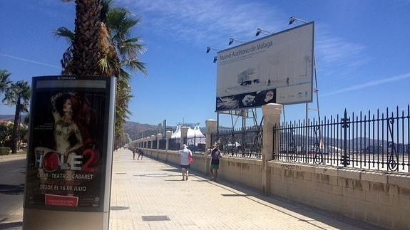 Imagen de la explanada de San Andrés y el cartel anunciador del nuevo auditorio. 