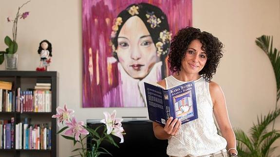 La sexóloga Angélica Cuenca, con un ejemplar del Kamasutra. 