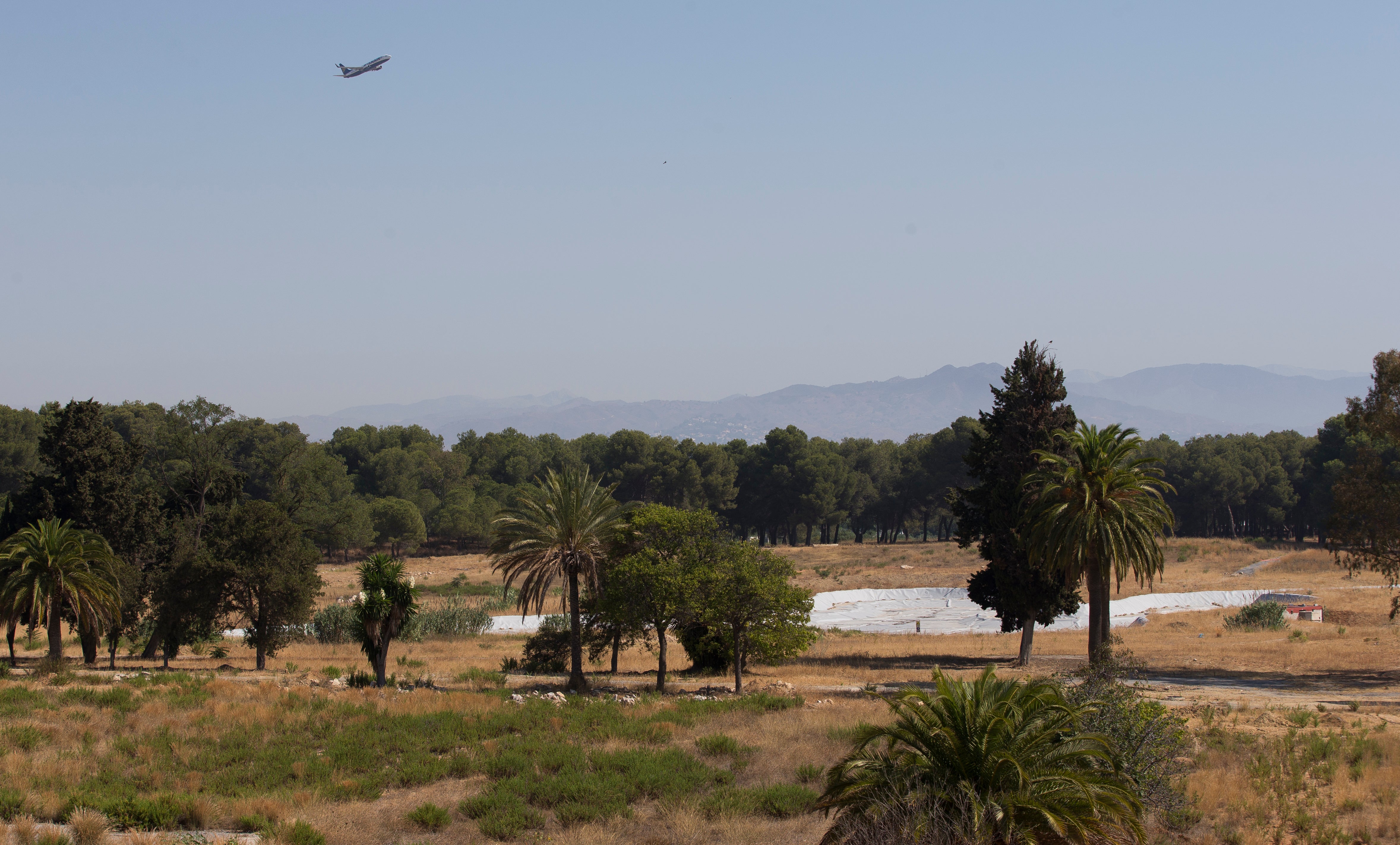 Terrenos del campamento Benítez, en los que ya se observa la balsa realizada para la laguna artificial que ha recibido el reparo de Aviación Civil