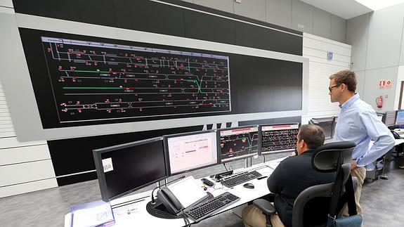 Trabajadores, ayer en el puesto de mando y control del metro de Málaga