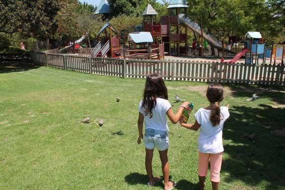El quiosco La Paloma vende más gusanitos que otros establecimientos similares situados en El Retiro de Madrid o en los sevillanos jardines de María Luisa. 