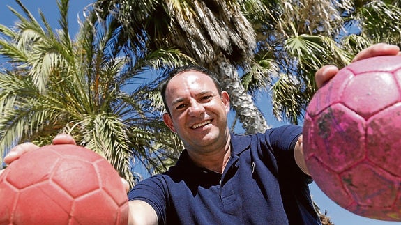 Diego Carrasco, con un balón de balonmano-playa y otro de balonmano.