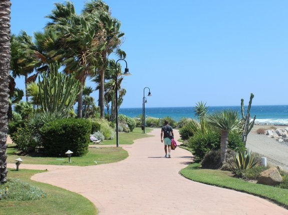 Caminos existentes en Cabo Bermejo, lugar desde el que partirá el primer tramo del corredor litoral. :: L.P.