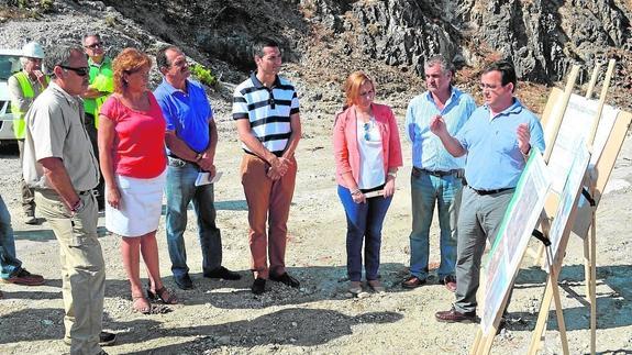 La consejera de Medio Ambiente, María Jesús Serrano, visitó el incendio de Cómpeta el pasado jueves. 