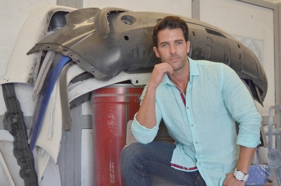 El malagueño Álvaro Ponce, Míster Benalmádena, en su taller.