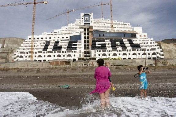 El Algarrobico no se derribará hasta que no se pronuncie el Supremo