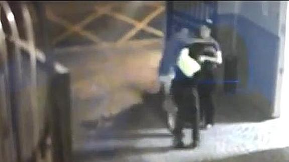 Fotogramas de la cámara de seguridad que captó la agresión al agente.