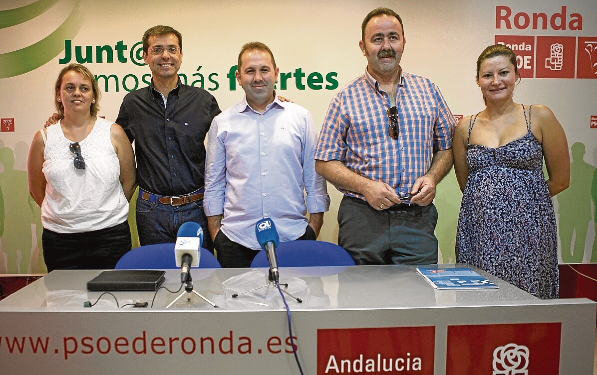 Ruiz, segundo por la derecha, con Fernández y el resto de los concejales del grupo socialista. 