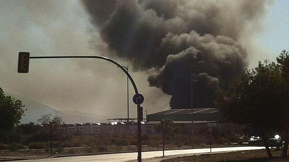 Espectacular cortina de humo producida por un incendio en la nave El Inglés