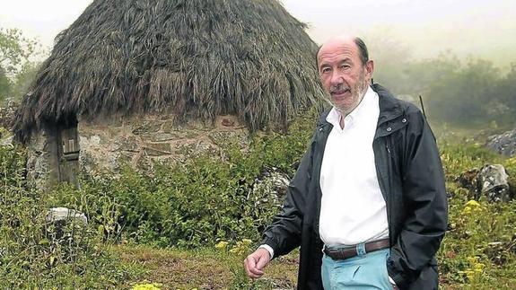 Alfredo Pérez Rubalcaba no se aburre de Asturias, donde lleva treinta años pasando sus vacaciones.