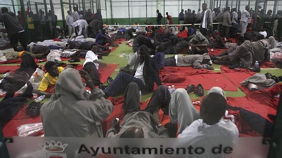 Uno de los dos pabellones deportivos habilitados enTarifa para atender la avalancha de subsaharianos de esta semana.