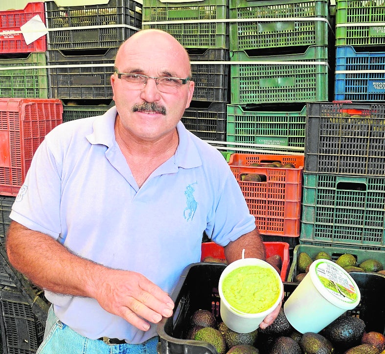 Antonio Rojas, de 57 años, con dos envases de su guacamole.