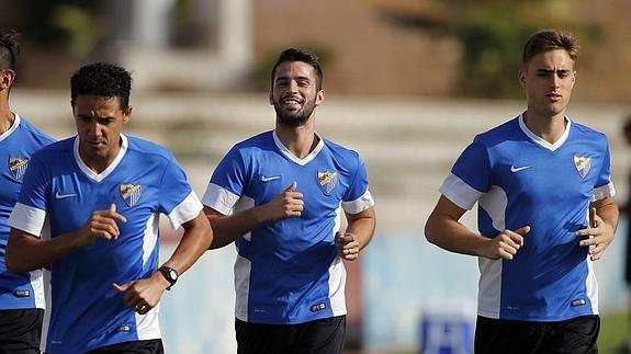 Flávio, entre Weligton y Rescaldani en el entrenamiento de esta mañana.