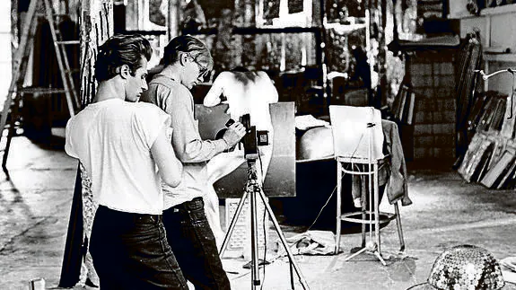 Warhol, en un rodaje en su estudio.
