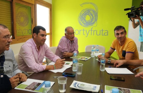 El presidente del PP-A, Juanma Moreno, con agricultores de HortyFruta. Efe/Carlos Barba