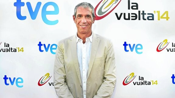 Carlos de Andrés ha seguido a los ciclistas durante muchos años desde la moto de TVE. :: RTVE
