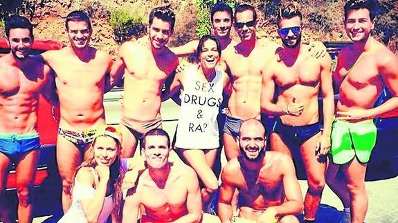 Michelle Rodriguez posa con unos chicos que se encontró en Marbella.