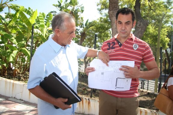 Enrique Monterroso y Miguel Díaz muestran los planos. :: j.-l.
