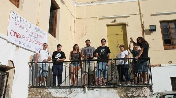 Integrantes del colectivo se han encadenado al edificio. 