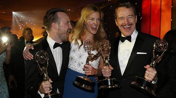 Aaron Paul (Jesse Pinkman), Anna Gunn (Skyler White) y Bryan Cranston (Walter White), los tres protagonistas de ‘Breaking Bad’ y premiados el lunes en Los Ángeles. 