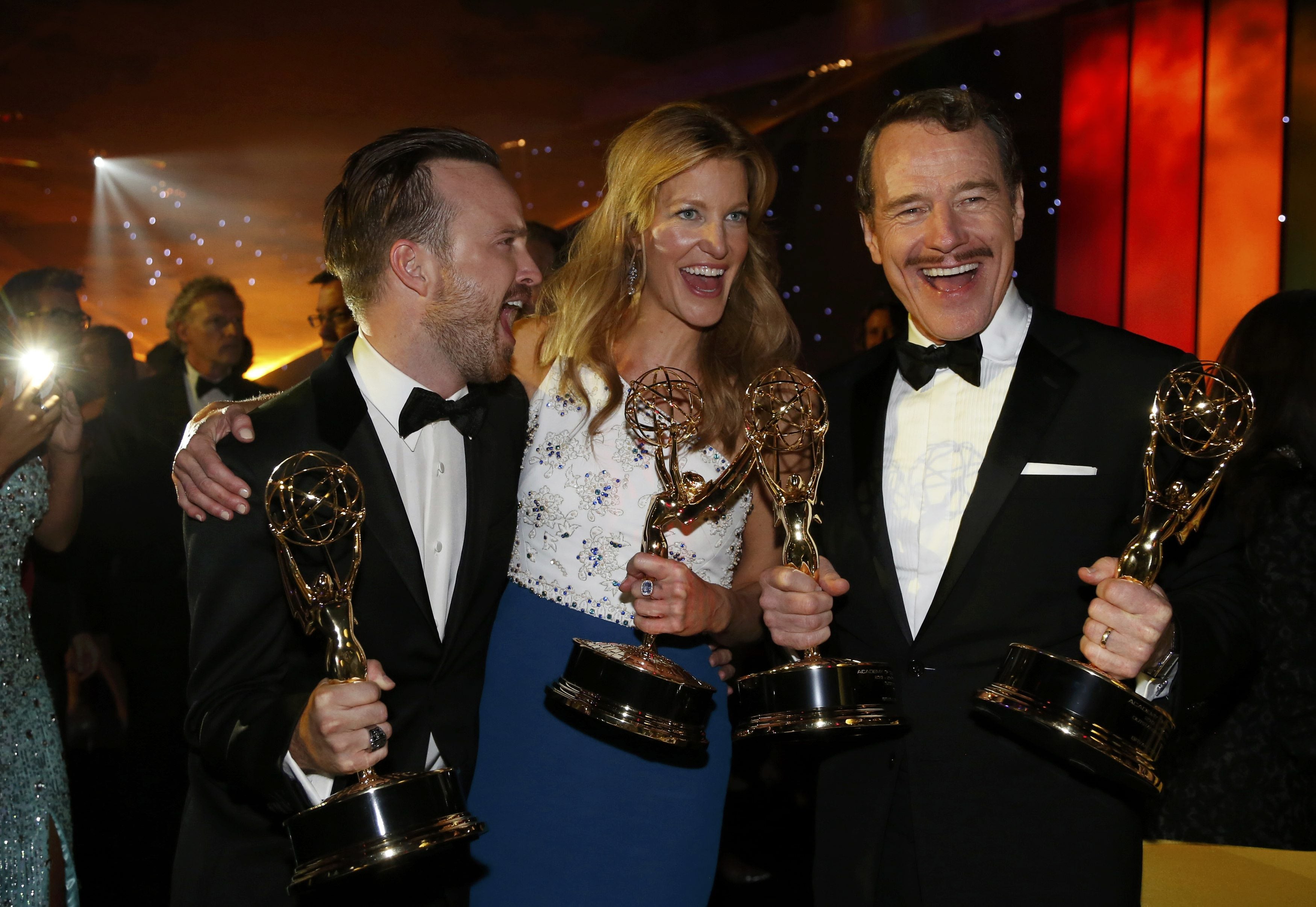 Aaron Paul (Jesse Pinkman), Anna Gunn (Skyler White) y Bryan Cranston (Walter White), los tres protagonistas de 'Breaking Bad' y premiados el lunes en Los Ángeles. 