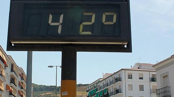 Así marcaba el termómetro a las 16,30 horas en la Avenida de La Legión de Antequera