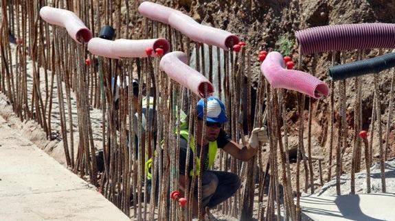 Trabajadores, ayer en el tramo del suburbano en la glorieta de Albert Camus.