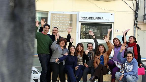 Los responsables de 'Proyecto Lunar' en Málaga, con algunos de los emprendedores que se han beneficiado del programa.