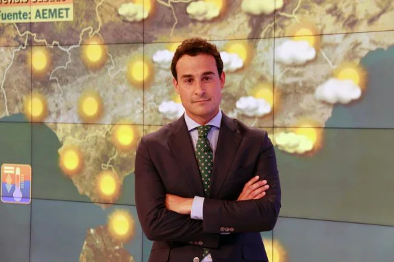 Javier Aquilar presenta  'El Tiempo' y 'MeteoRutas' en Canal Sur Televisión. 