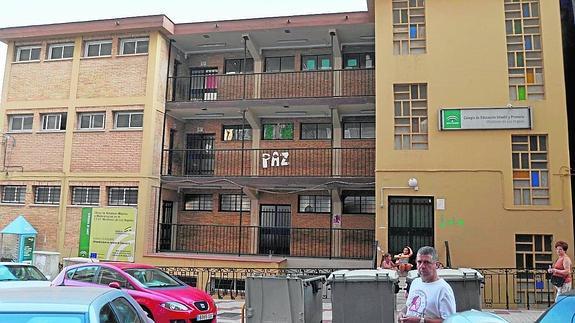 Exterior del colegio Miraflores de los Ángeles, con los pasillos que están pendientes de cerrarse. 