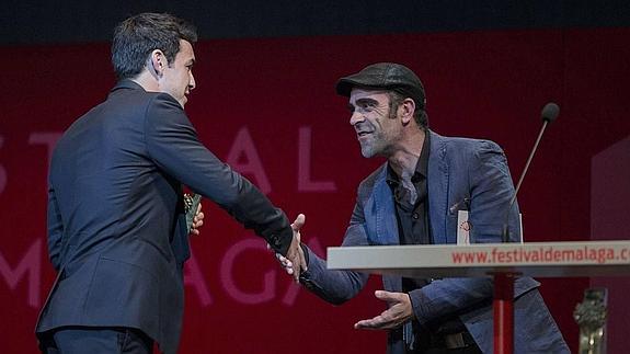 Mario Casas recibe la Biznaga del Festival de Málaga de manos de Luis Tosar.