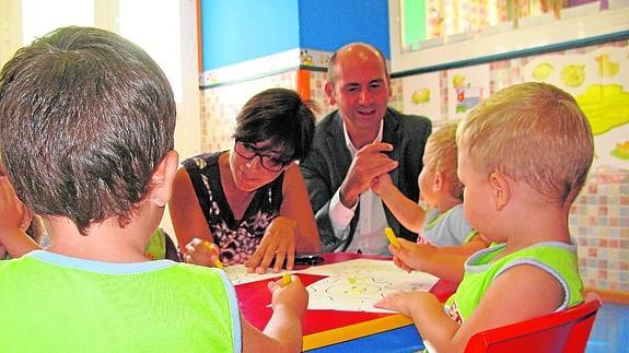 María Gámez y Francisco Conejo, esta semana en la visita a una guardería de la capital. 