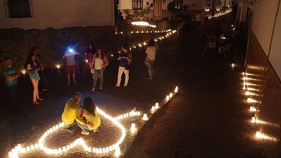 Las calles de Guaro se han llenado de velas y puestos de artesanía.