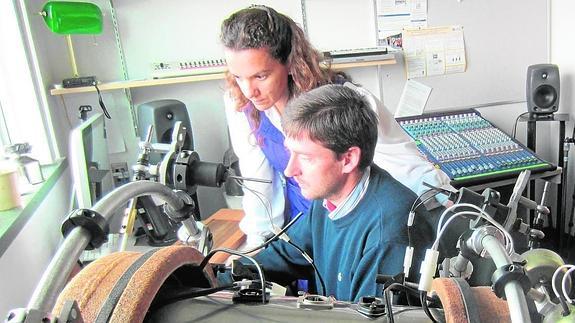 Isabel Barbancho, junto al también doctor Lorenzo J. Tardón.