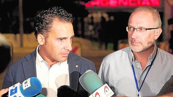 Daniel Pérez y Manuel Paz tras la reunión con la familia.