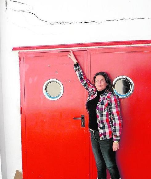 Imagen de archivo de la grieta sobre la puerta del gimnasio. 