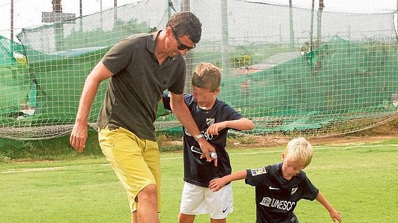 Javi Gracia juega al fútbol con dos de sus hijos