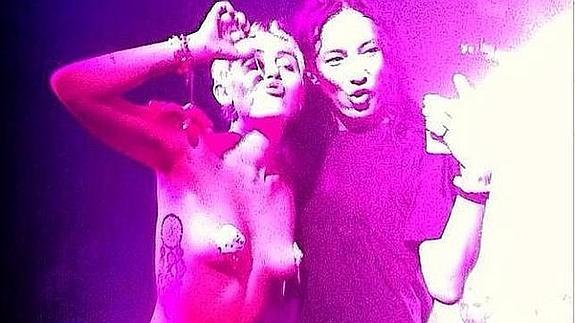 Miley Cyrus llegó de esta guisa a la fiesta de Alexander Wang. 