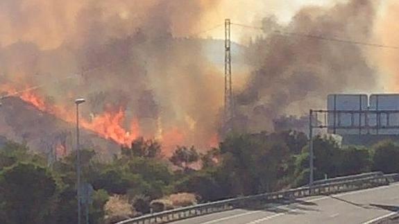 El incendio se ha declarado en la zona rural de El Hornillo, en el entorno de la AP-7, entre este área y Puebla Tranquila