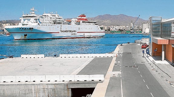 Unos de los barcos que unen Málaga con Melilla, ayer.