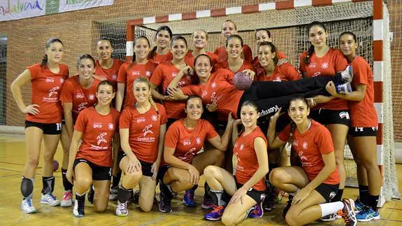 Las diecinueve jugadoras del Clínicas Rincón Málaga Costa del Sol posan en el pabellón de Carranque. 