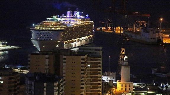 El crucero, a su llegada a la capital esta madrugada. 