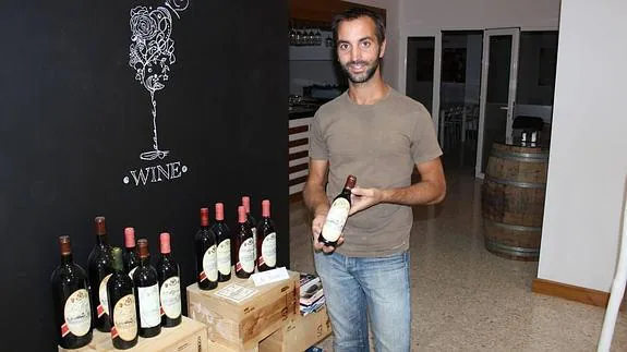 Javier Vetas es el responsable de la enoteca 'Vinoteando', en Ronda.