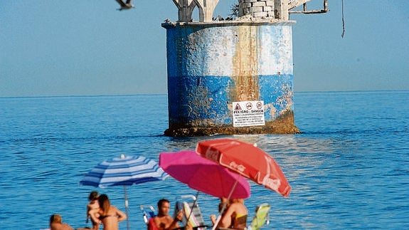 Cartel colocado estos días por Costas en la Torre del Cable. 