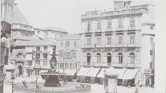 Exterior del famoso café de La Loba, que tenía unos toldos muy llamativos, en la plaza de la Constitución.