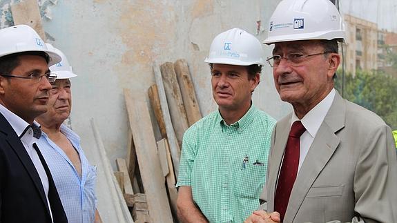 El alcalde de Málaga, Francisco de la Torre, y el concejal de Ordenación delTerritorio, Francisco Pomares, en la visita de esta mañana a las obras. 