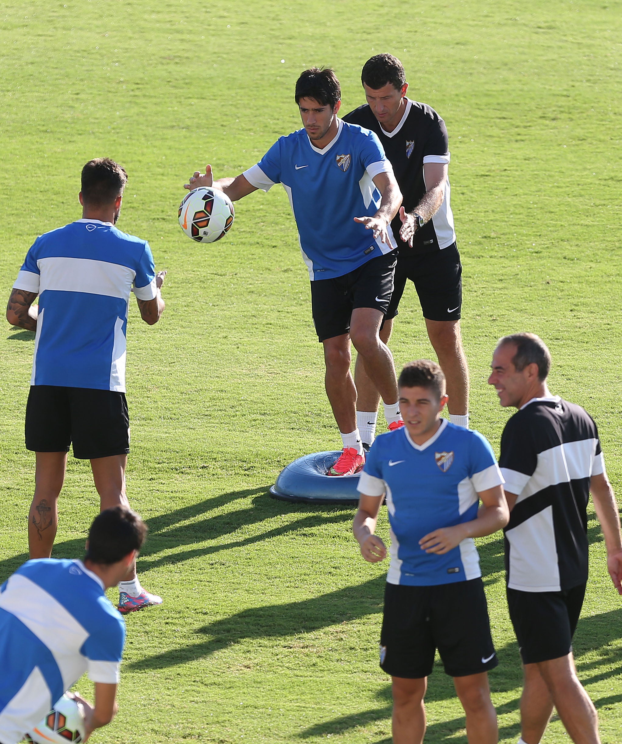 Pablo Pérez es ayudado por Gracia durante un entrenamiento. 