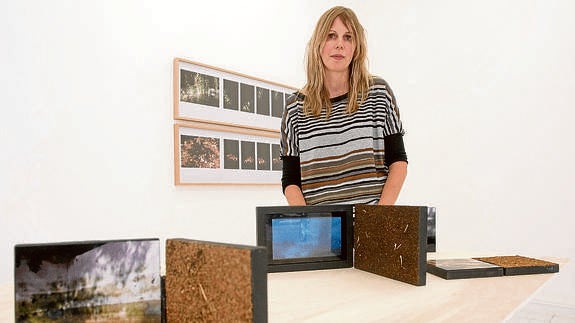 Laura Brinkmann posa junto a ‘Estudio de la naturaleza’ y sus foto-objetos. 