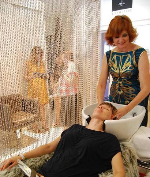 Los asistentes a estas visitas conocen de primera mano novedades en tratamientos de belleza. 